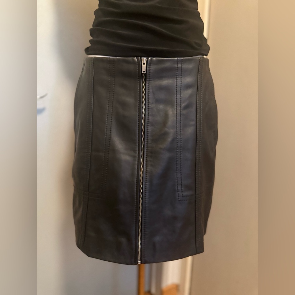 Reiss Daria Leather Zip-Front Mini Skirt – Black – Luxe Mini - Picture 4 of 9